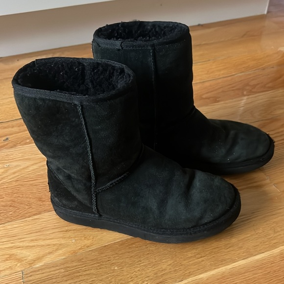 UGGS- vintage classic short Uggs (black) - Picture 2 of 6